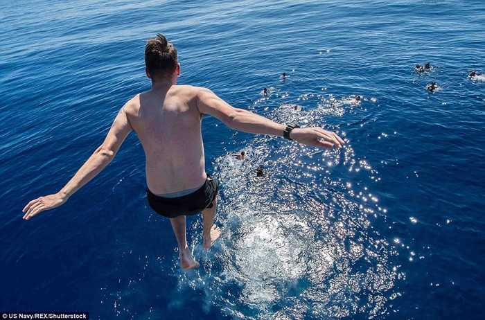 Một bữa tiệc bơi ở biển Thái Bình Dương của các thủy thủ Mỹ