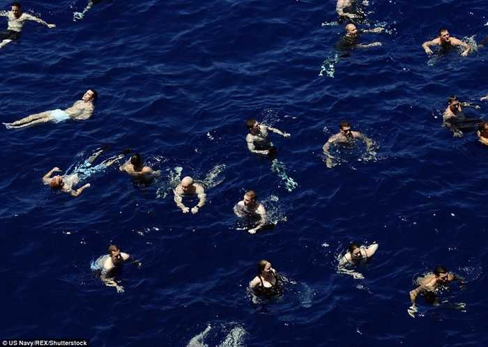 Đây là một hoạt động thường có của các thủy thủ Mỹ mỗi khi tàu neo đậu, nghỉ ngơi