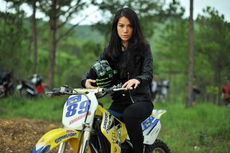 Video Trương Ngọc Ánh vừa lái xe phân khối lớn vừa đấu súng