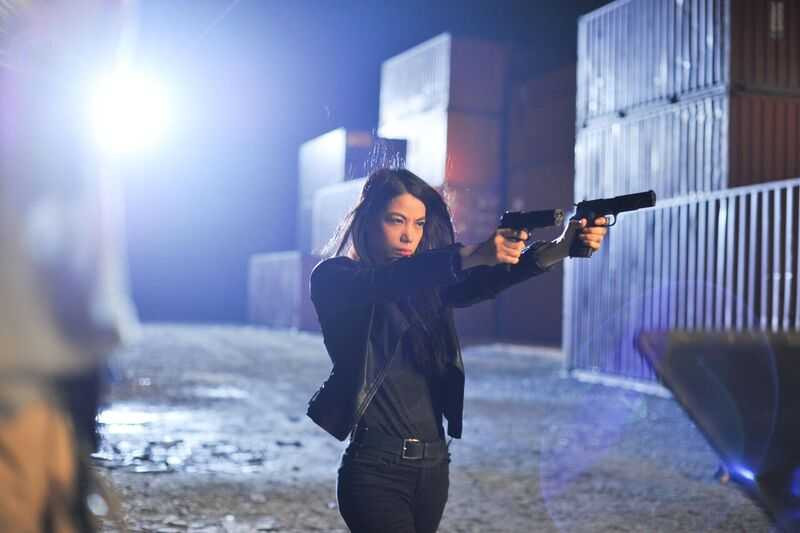 Video Trương Ngọc Ánh vừa lái xe phân khối lớn vừa đấu súng