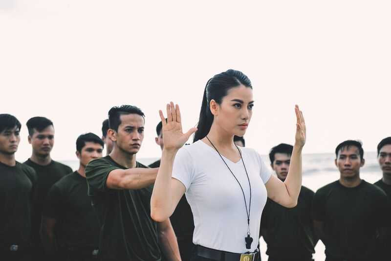 Video Trương Ngọc Ánh vừa lái xe phân khối lớn vừa đấu súng