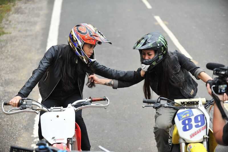 Video Trương Ngọc Ánh vừa lái xe phân khối lớn vừa đấu súng