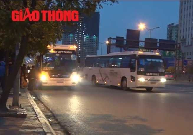 Các xe Samsung bất chấp lệnh phạt, vẫn ngang nhiên, dừng đỗ, đón trả công nhân trái phép tại khu vực Phạm Hùng - Duy Tân (Hà Nội), gây mất trật tự an toàn giao thông.