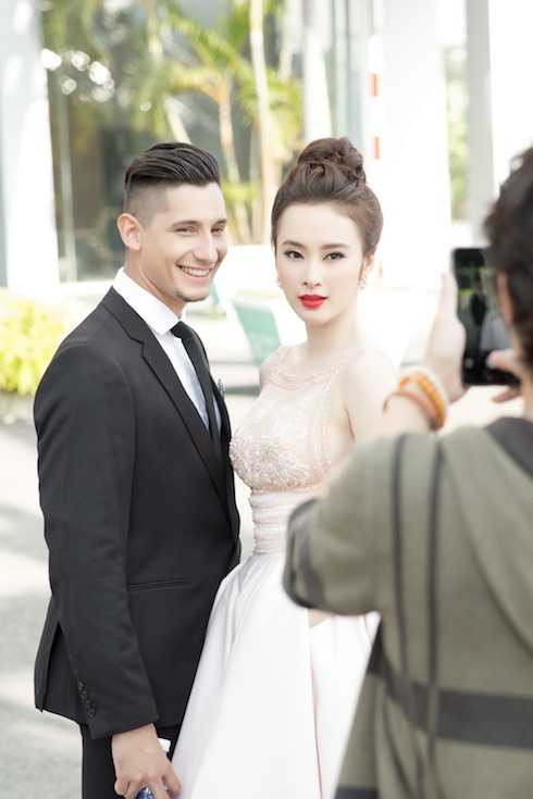 Angela Phương Trinh táo bạo diện đầm xuyên thấu không nội y.