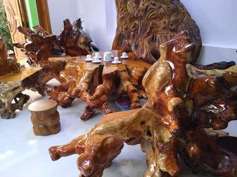 Theo chủ nhân của bộ bàn ghế này, bộ bàn ghế này vô giá, có tiền tỷ cũng không thể mua được