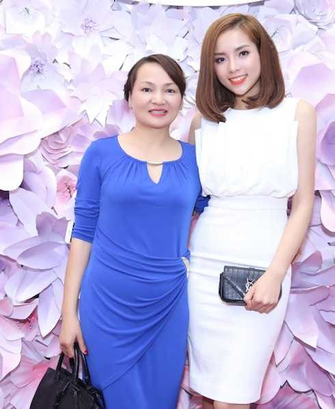 Hoa hậu Kỳ Duyên và mẹ.