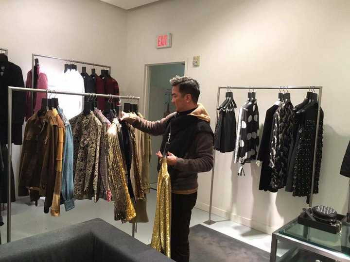 Những ngày vừa qua, ngoài những buổi biểu diễn, Mr Đàm dành hầu hết thời gian để đi thăm thú một vài nơi gần địa điểm diễn ra chương trình anh tham gia và mua sắm. 