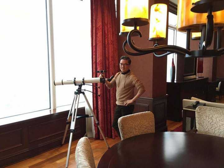 Mr Đàm đã nhờ trợ lý chụp lại một số hình ảnh khi anh đi tham quan một casio lớn tại Mỹ. Casino này có diện tích rất lớn và nhìn ra biển tuyệt đẹp. Giọng ca Say tình được người hướng dẫn tham quan một căn phòng, ở đây anh đã trải nghiệm nhìn ra biển bằng ống nhòm (nhìn được cự ly xa). Mr Đàm còn được tận tay chiêm ngưỡng thanh kiếm của một lính hải quân Mỹ được tổng thống Mỹ đích thân trao tặng.