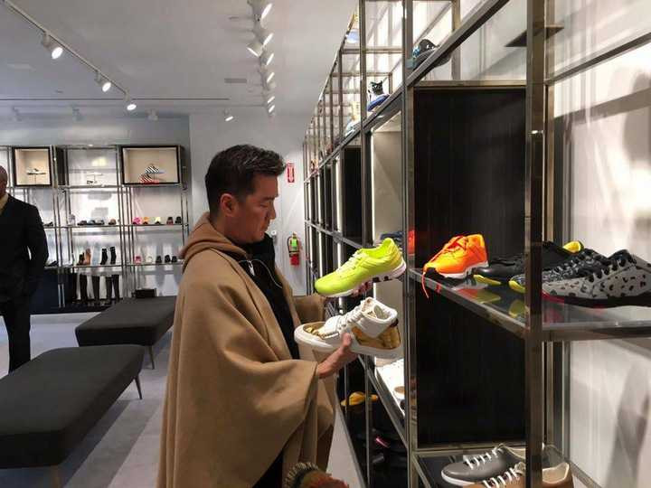 Mặc trời mưa tuyết, nam ca sỹ vẫn không từ bỏ thói quen yêu thích mua sắm của mình. Mr Đàm bộc bạch, lần này anh phải tranh thủ vì phải mua rất nhiều trang phục, phụ kiện cho cả anh, vũ công & ban nhạc để chuẩn bị cho liveshow sắp tới đây. 