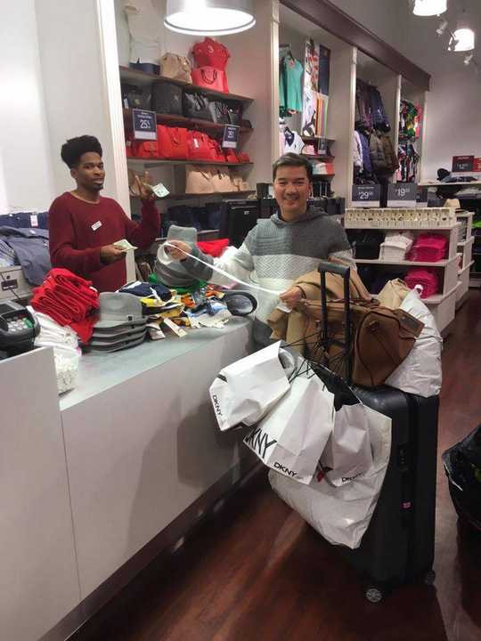 Trông Mr Đàm có vẻ “nhỏ bé” và hài hước khi anh khệ nệ rất nhiều túi hoàng hóa tậu được tại trung tâm thương mại.