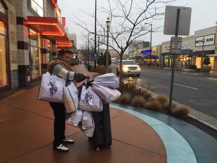 Sau show bolero vào ngày 5/3. Ngày 8/3, Mr Đàm sẽ có một chương trình âm nhạc đặc biệt nhân ngày Quốc tế phụ nữ với chủ đề “Lời tình cho giai nhân” với sự góp mặt của danh ca Ý Lan, Cẩm Vân – Khắc Triệu. 