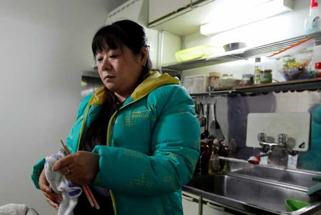 Tang Xili đang ở trong một khu nhà tạm thời ở thị trấn Hashima. Ảnh: Bloomberg