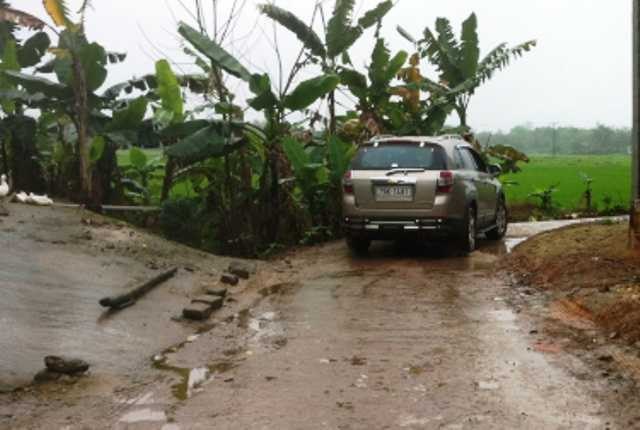 Xe 'né' trạm thu phí 'bát nháo' đường làng