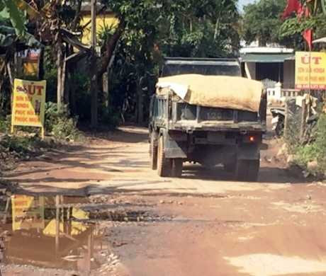 Đường liên thôn chật hẹp là nơi để cánh tài xế từ xế hộp đến xe tải né trạm thu phí.
