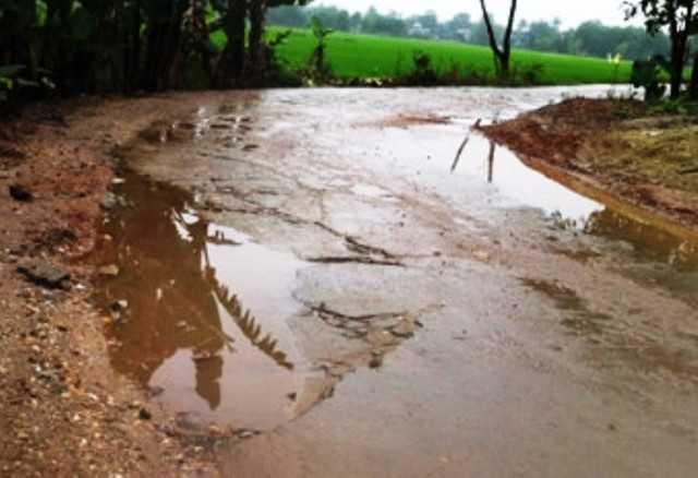 Đường liên thôn bị xuống cấp với nhiều ổ gà, ổ voi.