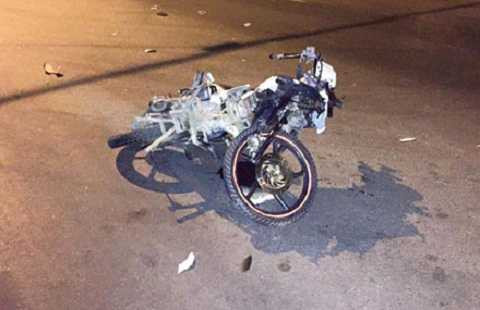 Chiếc xe máy tại hiện trường Chiếc xe máy tại hiện trường