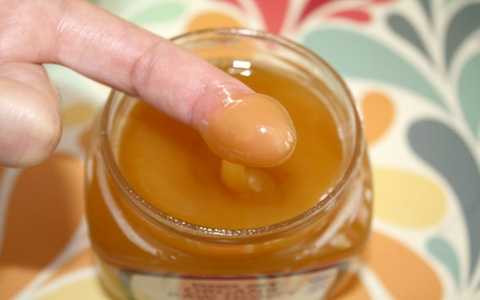 Mật ong thật rất mềm, dùng ngón tay sở thử không có cảm giác sàn sạn. Ảnh minh họa Mật ong thật rất mềm, dùng ngón tay sở thử không có cảm giác sàn sạn. Ảnh minh họa