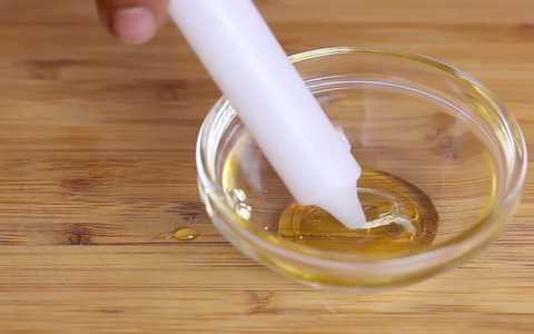 Dùng phần bấc của cây nến nhúng vào mật ong rồi châm lửa, nếu bấc cháy thì đó là mật ong thật Dùng phần bấc của cây nến nhúng vào mật ong rồi châm lửa, nếu bấc cháy thì đó là mật ong thật