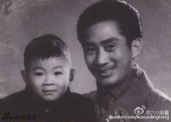 Lục Tiểu Linh Đồng ngày nhỏ và người cha nổi tiếng.