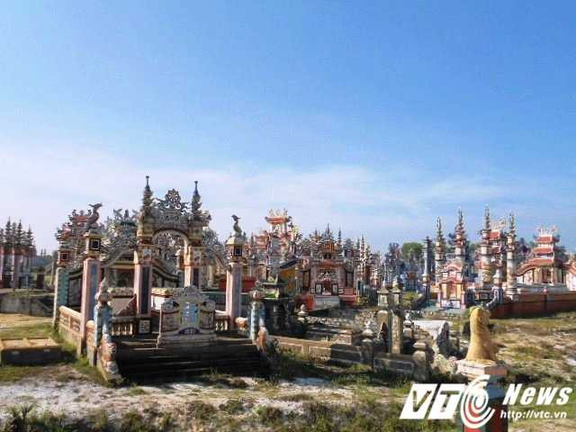 Cận cảnh 'thành phố của người chết' ở Huế lên báo Tây vì quá xa hoa