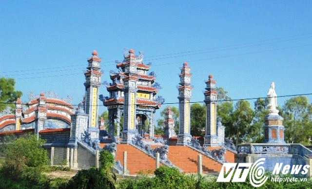 Cận cảnh 'thành phố của người chết' ở Huế lên báo Tây vì quá xa hoa