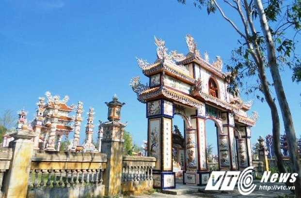 Cận cảnh 'thành phố của người chết' ở Huế lên báo Tây vì quá xa hoa