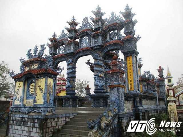 Cận cảnh 'thành phố của người chết' ở Huế lên báo Tây vì quá xa hoa