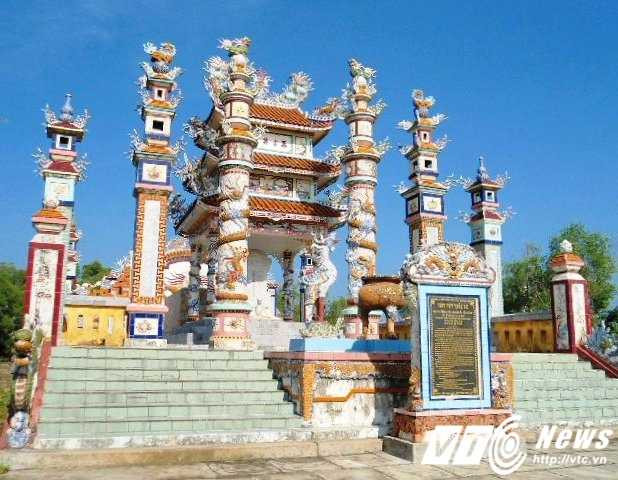 Cận cảnh 'thành phố của người chết' ở Huế lên báo Tây vì quá xa hoa