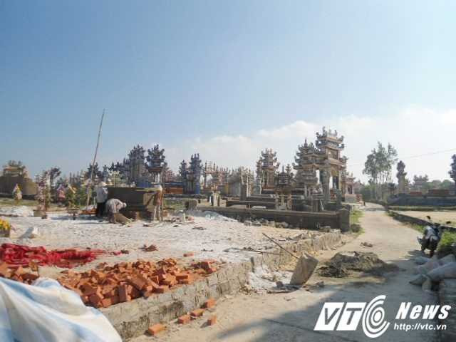 Dù đã được chính quyền kêu gọi nhưng những ngôi mộ xa hoa ở nghĩa trang Hà Úc (xã An Bằng, huyện Phú Vang, Thừa Thiên - Huế) vẫn đang tiếp tục mọc lên.