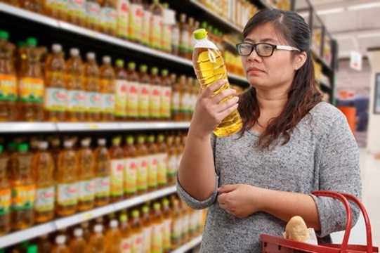 Quan sát màu sắc của chai dầu cũng giúp bạn có cơ sở nhận biết dầu ăn chất lượng hay kém chất lượng. Dầu ăn thật có màu vàng sẫm, tươi sáng, màu dầu rất trong suốt. Nếu không trong suốt thì tùy theo độ đục nhiều hay ít mà bạn cân nhắc khi mua bởi chúng chứa hàm lượng nước và tạp chất nhiều hay ít. 