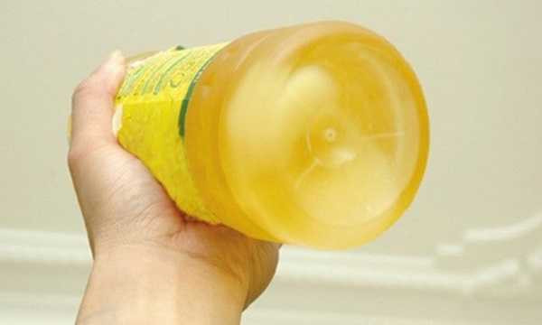 Vào thời tiết lạnh, dấu ăn thật không bị đông đặc, trong khi dầu ăn giả thì ngược lại, dễ bị lắng cặn dưới đáy chai. Vào thời tiết lạnh, dấu ăn thật không bị đông đặc, trong khi dầu ăn giả thì ngược lại, dễ bị lắng cặn dưới đáy chai.