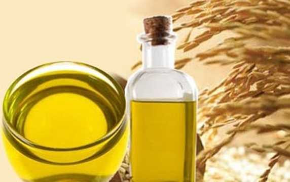 Ngoài ra, khi mua dầu về nhà, khi cần bảo quản trong các chai lọ nhỏ hơn để tiện sử dụng, nên dùng lọ sành, chai, không nên để vào lọ bằng kim loại như sắt, đồng, nhôm, vì chúng thường làm cho dầu bị hỏng, nhất là lọ đồng… Lọ đựng dầu ăn phải sạch sẽ và khô ráo, nắp kín. Ngoài ra, khi mua dầu về nhà, khi cần bảo quản trong các chai lọ nhỏ hơn để tiện sử dụng, nên dùng lọ sành, chai, không nên để vào lọ bằng kim loại như sắt, đồng, nhôm, vì chúng thường làm cho dầu bị hỏng, nhất là lọ đồng… Lọ đựng dầu ăn phải sạch sẽ và khô ráo, nắp kín.