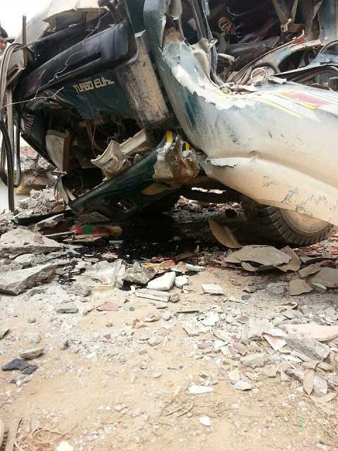 Đầu xe tải bị bê tông đè nát bấn Đầu xe tải bị bê tông đè nát bấn