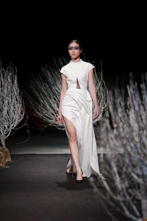 Đêm thứ 3 kết thúc những ngày Ready to Wear cho mùa Thu Đông 2016 đã khép lại bằng một dạ tiệc tưng bừng với những BST “Khủng”. Màu sắc của bốn phương hội tụ trong đêm nay đã làm nên sự long lanh và sang trọng cho thời trang Việt.