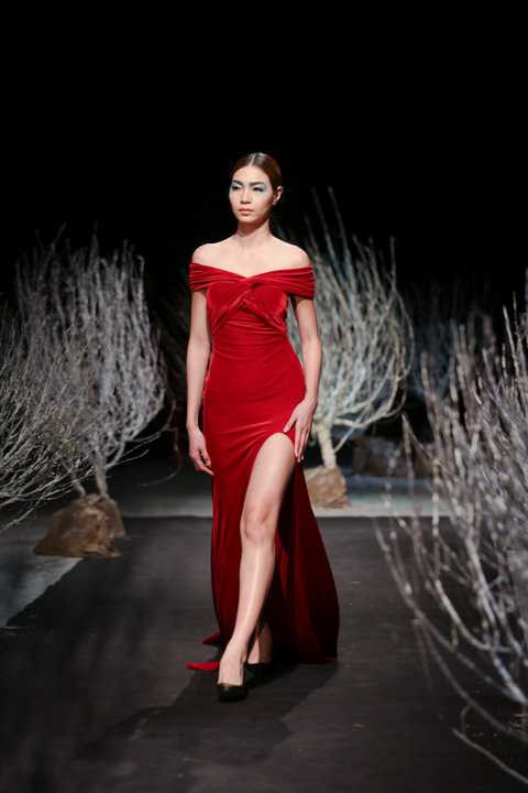 Phương Anh: Nét ngấy thơ và nhí nhảnh của những cô nàng đô thị được thể hiện rõ nét. Gam màu pastel và sự sắc gọn của chất liệu nhung chuyển động cho thấy nhiều chân dung phụ nữ , nhiều sắc thái khác nhau trong cùng một thời điểm. Phương Anh: Nét ngấy thơ và nhí nhảnh của những cô nàng đô thị được thể hiện rõ nét. Gam màu pastel và sự sắc gọn của chất liệu nhung chuyển động cho thấy nhiều chân dung phụ nữ , nhiều sắc thái khác nhau trong cùng một thời điểm.