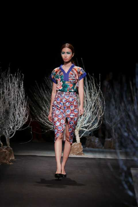 Viết Bảo: Dường như Kinh thành Huế luôn nuôi dưỡng các NTK bằng di sản văn hóa phi vật thể vốn có của xứ sở này. Viết Bảo giới thiệu một BST hoàn toàn lấy ý tưởng từ không gian kiến trúc cung đình Huế. Thất hạnh phúc cho những NTK được sinh ra và lớn lên từ mảnh đất này, họ đã thể hiện được tâm hồn của mình bằng thời trang. Viết Bảo: Dường như Kinh thành Huế luôn nuôi dưỡng các NTK bằng di sản văn hóa phi vật thể vốn có của xứ sở này. Viết Bảo giới thiệu một BST hoàn toàn lấy ý tưởng từ không gian kiến trúc cung đình Huế. Thất hạnh phúc cho những NTK được sinh ra và lớn lên từ mảnh đất này, họ đã thể hiện được tâm hồn của mình bằng thời trang.