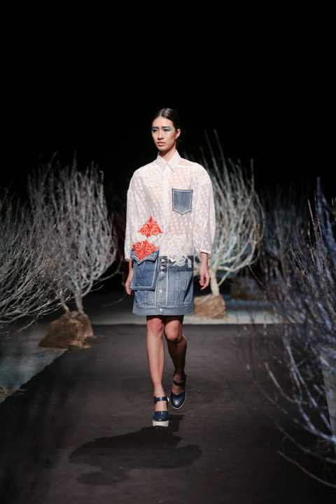 Minh Hạnh: Một sự thay đổi bất ngờ thú vị từ BST của NTK Minh Hạnh, có một sức sống khác khi Minh Hạnh sử dụng chất liệu Jeans và ren cùng kỹ thuật thêu 3D. Sự sinh động trong từng cm đã làm cho nhiều khán giả mong muốn được sở hữu một thiết kế của NTK kỳ cựu này. Minh Hạnh: Một sự thay đổi bất ngờ thú vị từ BST của NTK Minh Hạnh, có một sức sống khác khi Minh Hạnh sử dụng chất liệu Jeans và ren cùng kỹ thuật thêu 3D. Sự sinh động trong từng cm đã làm cho nhiều khán giả mong muốn được sở hữu một thiết kế của NTK kỳ cựu này.