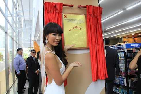 Siêu mẫu Hà Anh vừa xuất hiện tại một sự kiện khai trương được tổ chức tại Quận 7, TP.HCM.