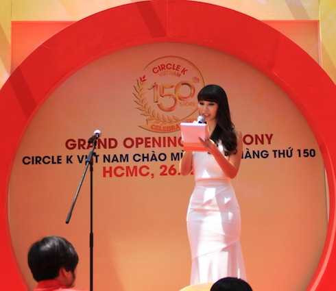 Cô diện một bộ đầm đuôi cá ôm sát vô cùng sexy.