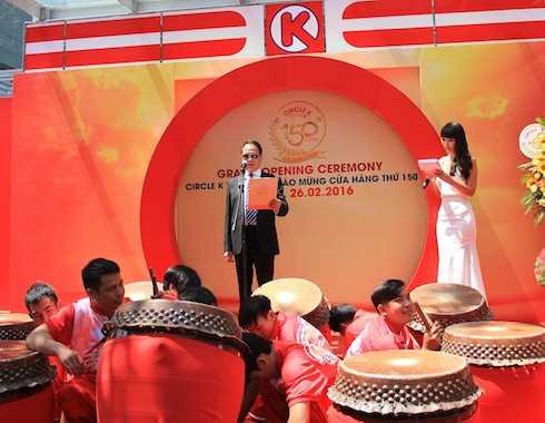 Giữ vai trò MC, Hà Anh dễ dàng gây được ấn tượng với toàn thể quan khách với khả năng dẫn song ngữ lưu loát.