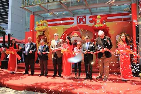 Ban lãnh đạo Circle K toàn cầu và Circle K Vietnam cùng thực hiện nghi lễ khai trương.