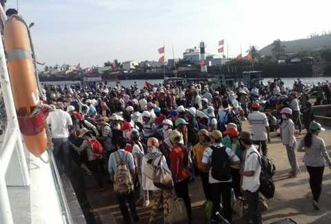 Biển động, du khách, mắc kẹt, Lý Sơn, ra đảo,cảng Sa Kỳ, Quảng Ngãi