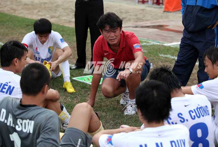 HLV Phan Thanh Hùng đã xây dựng thành công lối đá ban bật nhuần nhuyễn cho Hà Nội T&T (ảnh: Quang Minh)