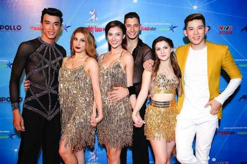 Cô tự tin khoe dáng cùng các thành viên trong đội và các vũ công.