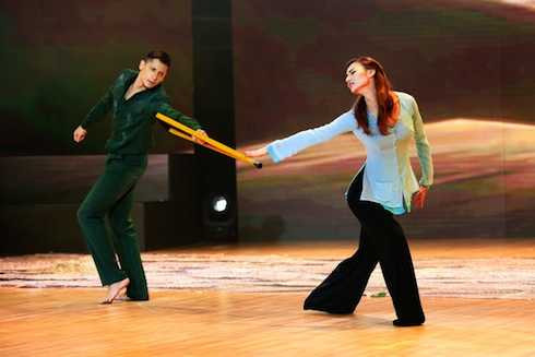 Với hình tượng một người phụ nữ đằm thắm trong tác phẩm văn học Đời cát để kể về câu chuyện hậu chiến của người phụ nữ Việt Nam qua thể loại Rumba và đương đại. Hồng Quế đã giành được điểm cao nhất trong đêm qua.