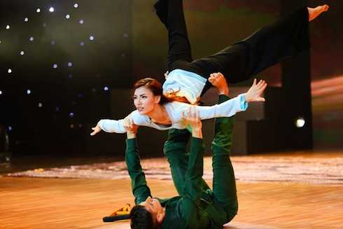 Cặp đôi Hồng Quế - Kris đang được đánh giá nhiều khả năng sẽ làm nên điều bất ngờ của cuộc thi năm nay. Kris cũng đầy tự tin bởi đã rất nhiều mùa anh kết hợp với nghệ sỹ nữ nào thì cô ấy cũng trở thành quán quân hoặc á quân.