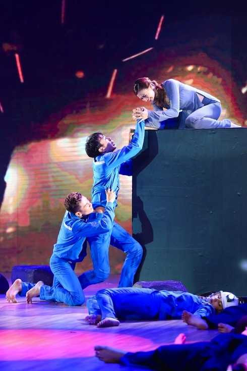 Trong liveshow 1 này, ngoài phần trình diễn tiết mục nhảy đơn thì các thí sinh của mỗi đội còn kết hợp với nhau qua một bài nhảy nhóm vô cùng ấn tượng. Ở đội giám khảo Trần Ly Ly, tiết mục của nhóm mang tính thời sự và tính chân thật cao khi đưa một câu chuyện có thực ngoài <a href='https://vtcnews.vn/xa-hoi.2.0.html' >xã hội</a> vào chương trình. Đó là câu chuyện cảm động về vụ sập mỏ hầm mỏ than. Bài nhảy này được Huấn luyện viên Trần Ly Ly dàn dựng theo thể loại Fress Style nhưng với hai thể loại chính là Rumba và múa đương đại.