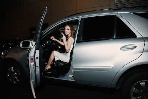 Jennifer Phạm lái xe sang bạc tỷ đến chương trình VIP Dance.