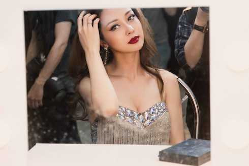 Jennifer Phạm thay một trong phục vô cùng sexy.