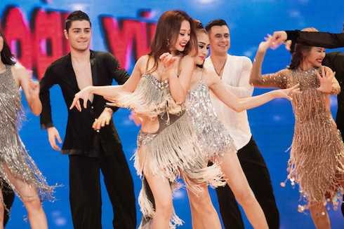 Cô tự tin khoe bước nhảy điêu luyện trong phần diễn mở màn.